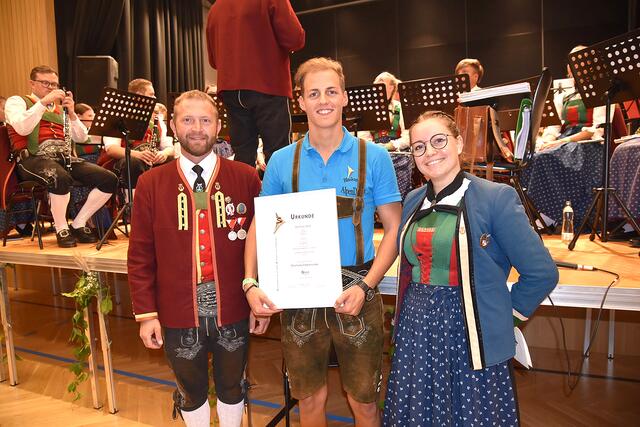 Matthias Wolf wurde "vergoldet" – Katharina Haselwanter und Manuel Oberdanner gratulierten. | Foto: privat