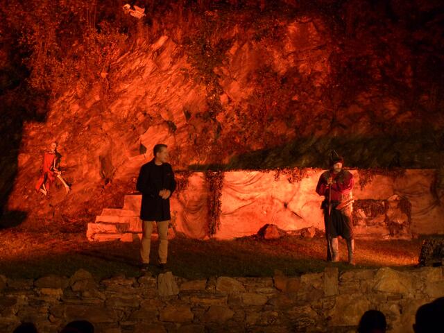 Bürgermeister Christian Vlasich empfing die Gäste und lud zu einem schaurig-schönen Abend ein