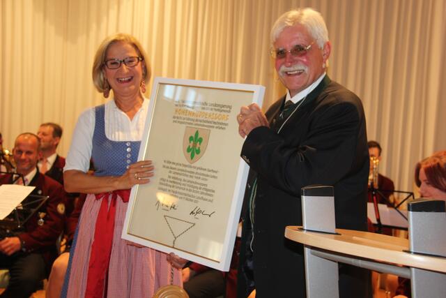 Die Landeschefin übergab das Wappen an Bürgermeister Gindl.