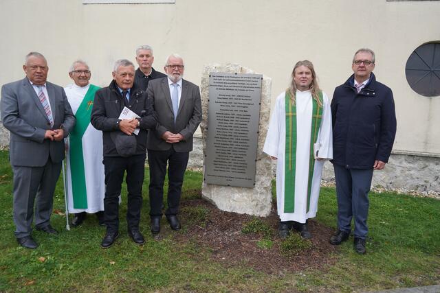 Ein Gedenkstein gegen das Vergessen: Rudi Strommer, Diakon Richard Müllner, Franz Wegleitner, Dr. Herbert Brettl, Mag.Ludwig Zwickl, Dr.Matthias Platzer, Vbgm. Manfred Bleich. | Foto: Andrea Glatzer