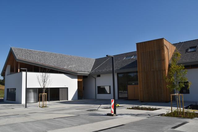 Das neue Gebäude, das auch Büros, ein Geschäft und einen Mehrzwecksaal enthält, wurde in Burgauberg gegenüber dem alten Gemeindeamt errichtet.