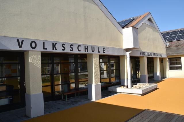 Der Vorplatz ist nun für Unterrichtseinheiten draußen nutzbar. | Foto: Martin Wurglits