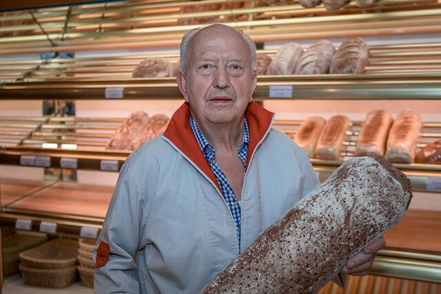 Traditionsbetrieb in Ferlach: Die Bäckerei Peterlin gibt es schon seit 1937. Bäckermeister Helmut Peterlin steht schon seit 62 Jahren in der Backstube. Vor allem das "Kilometerbrot" und das "Herthabrot" zählen zu den Highlights in der Bäckerei. Das "Herthabrot" gibt es nur in der Bäckerei Peterlin, das Familienrezept bleibt natürlich geheim und streng unter Verschluss.