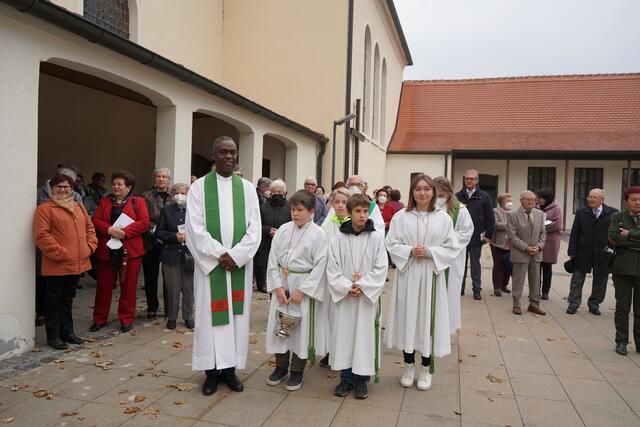 Bei der Enthüllung der Gedenktafel vor der Pfarrkirche: Pfarrer Dr. Titus Ifewulu mit MinistrantInnen und Bevölkerung. | Foto: Andrea Glatzer