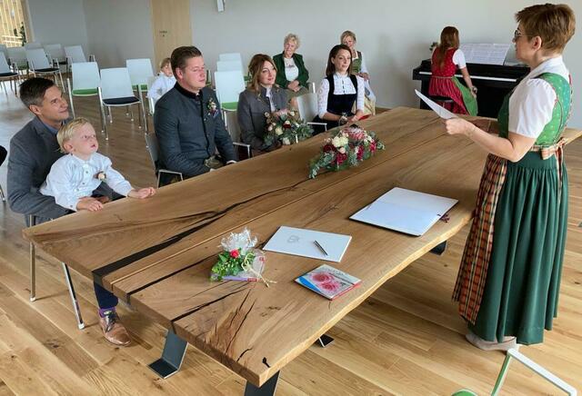 Alexander Eder und Sarah Klenner bildeten das erste Brautpaar, das sich im neuen Mehrzwecksaal des Gemeindezentrums trauen ließ. | Foto: Wolfgang Eder