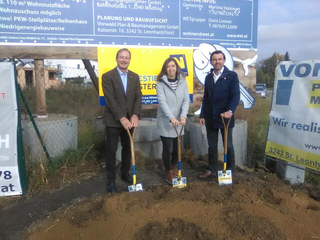 Martin Michalitsch, Daniela Engelhart und Christian Rädler führten den Spatenstich in Großrust durch.