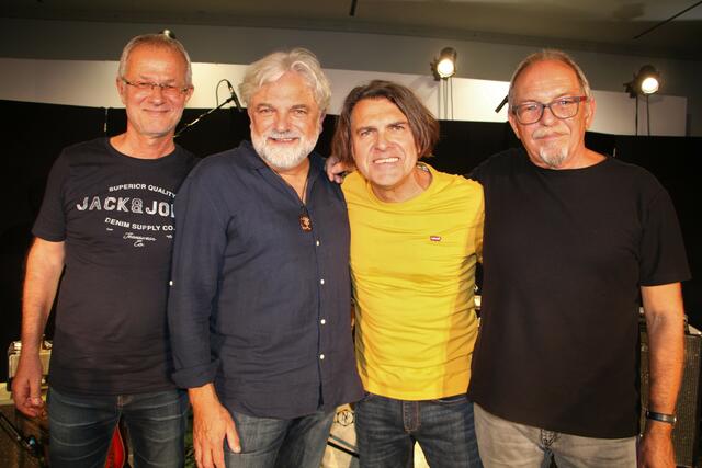 ThanX spielten ein Konzert im Kunsthaus Weiz. Auch Four and One waren auf der Bühne mit dabei. | Foto: Hofmüller (12x)