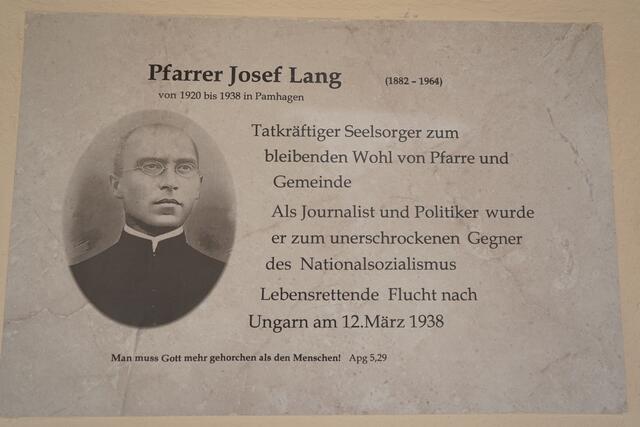 Gedenktafel für Pfarrer Josef Lang an der Pfarrkirche in Pamhagen. | Foto: Andrea Glatzer