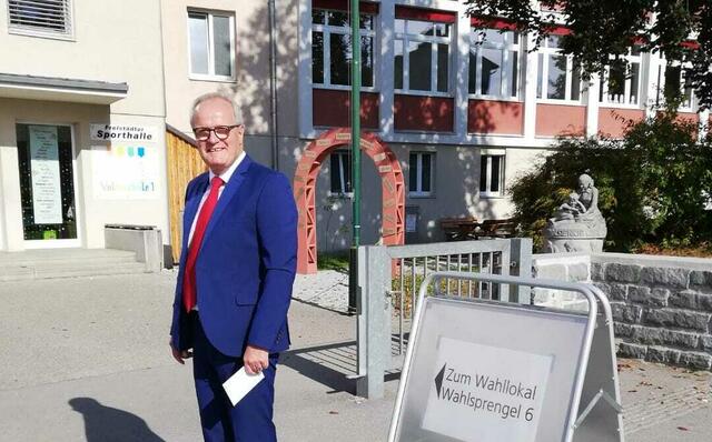 Der zukünftige Bürgermeister von Freistadt, Christian Gratzl, heute Vormittag auf dem Weg ins Wahllokal.