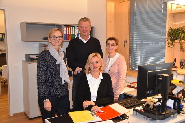 Ins neue Gemeindeamt sind Bettina Krammer-Schwarz, Bgm. Wolfgang Eder, Silke Sodl und Karin Paugger-Krammer (von links) bereits übersiedelt. | Foto: Martin Wurglits