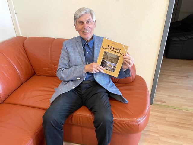 Ernst Kalt mit seinem neu aufgelegten Buch "Krems einst – und jetzt".