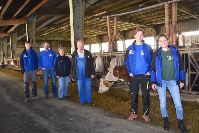 Über den Innovationspreis der Landwirtschaftskammer für ihre Biogasanlage freuen sich Robin, Martin, Gertraud, Alois, Julian und Caroline Jautz (von links).