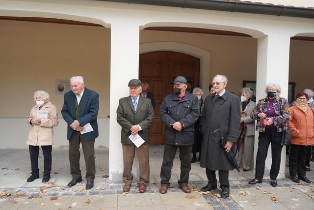 Bei der Gedenkfeier, im Hintergrund die Gedenktafel für Pfarrer Josef Lang. | Foto: Andrea Glatzer