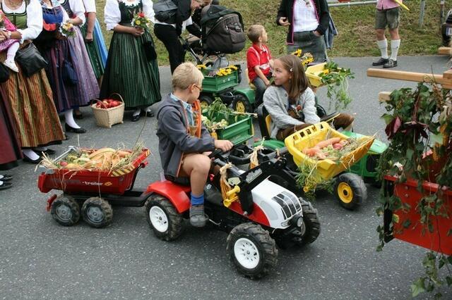 Früh übt sich: Auch die Jungbäuerinnen und -bauern wissem schon, wie man eine gescheite Ernte einfährt.