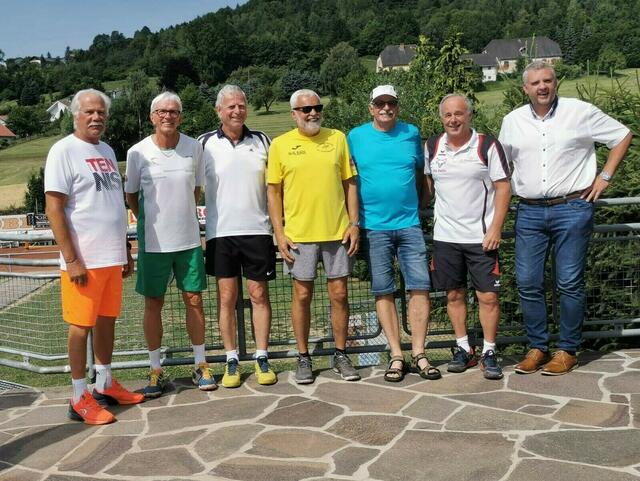 Das erfolgreiche Bundesligateam vom TC Tennisland Wolfsberg: Manfred Fabi, Max Steinkellner, Rolf Ambrositsch, Manfred Strasser, Hannes Schwaiger und Peter Ossmann mit Bürgermeister Hannes Primus (von links)