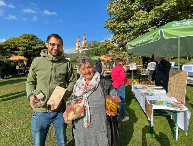 Initiatorin Silvia Schaller mit Natur-im-Garten-Projektleiter Matthias Karadar beim Info Markt im Widumanger. | Foto: MG Telfs/Pichler