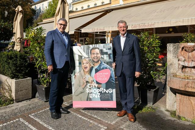 Tourismusdirektor Georg Steiner (links) und City Ring-Obmann Matthias Wied-Baumgartner präsentieren gemeinsam die neue Herbstkampagne für die Linzer Innenstadt. | Foto: Linzer City Ring