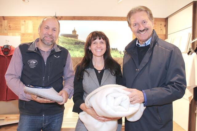 Beim Abendshopping besuchte Bgm Hans Lintner auch Geschäftsinhaber wie hier beim Villgrater Natur Shop.
