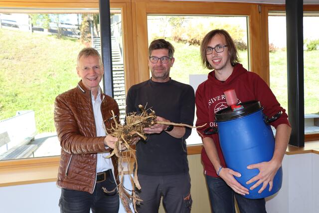Die Verarbeitung der Enzianwurzeln ist kompliziert. Ein Forschungsprojekt mit der Universität Hohenheim soll zur Optimierung der einzelnen Schritte beitragen. | Foto: Othmar Kolp