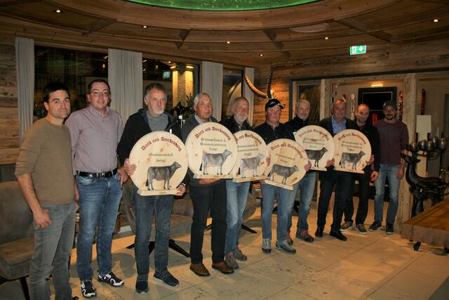 Ausschussmitglied Manuel Wolf, Thomas Pfeifer (Kassier und Schriftführer Braunviehzuchtverein), Otto Wechner, Bernhard Pfeifer, Helmut Jehle, Manfred Ploner, Martin Kurz, Emil Zangerl, Mario Zangerl (neuer Obmann Braunviehzuchtverein und Ortsbauernschaft) und Rene Wechner (Obmann-Stv. Braunviehzuchtverein und Obmann-Stv., Kassier und Schriftführer der Ortsbauernschaft).