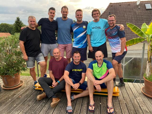 TC-Schwabau-Obmann René Gutl (vorne M.) und Team schwärmen vom Tennisspiel von Günther Niederer (hinten 2.v.r.).