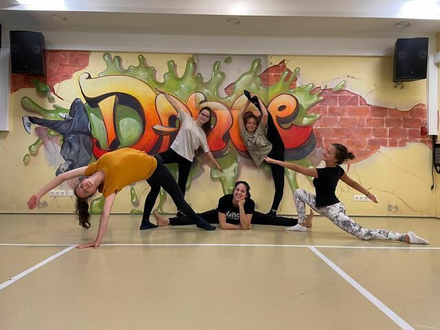 Eine von fünf Contemporary-Gruppen: Eva Fischlmaier, Celina Hausmann, Sandra Ximena Müller, Amelie Datzreiter und Marlene Krückl. | Foto: Tanja Handlfinger