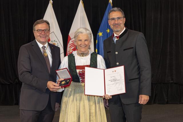 LH Günther Platter und LH Arno Kompatscher überreichten Signe Reisch das Verdienstkreuz des Landes Tirol für ihre Verdienste um die Tiroler Wirtschaft und den Tourismusstandort Tirol.
