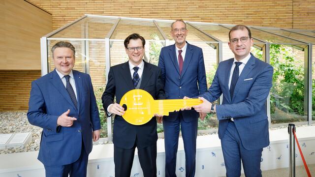 Bürgermeister Michael Ludwig, Universität Wien Vizerektor Jean-Robert Tyran, Wissenschaftsminister Heinz Faßmann und BIG CEO Hans-Peter Weiss (v.l.) bei der Eröffnung des Biozentrums.