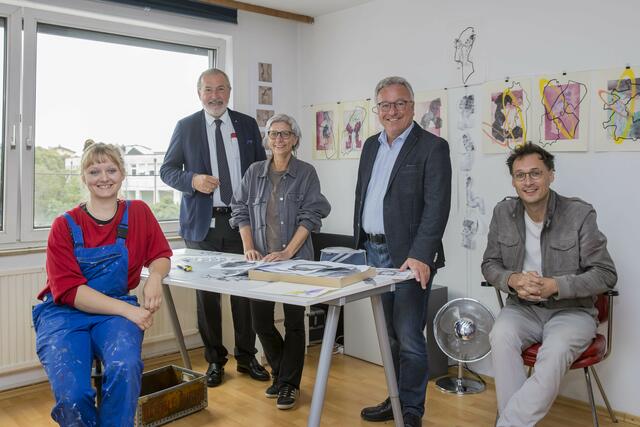 v.l.n.r:si Heigl, SALK-Geschäftsführer Paul Sunger, Elisabeth Berger, Landeshauptmann-Stellvertreter Heinrich Schellhorn und Stefan Heizinger.