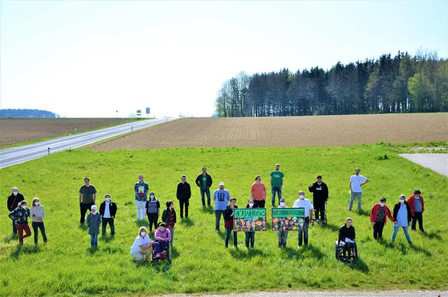 Beschäftigte und Mitarbeiter*innen freuen sich über das zehnjährige Jubiläum der Lebenshilfe-Werkstätte Niederneukirchen | Foto: Lebenshilfe Oberösterreich
