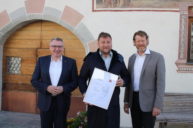 Auch eine Zertifizierung wurde überreicht, im Bild von links: LR Johannes Tratter, Bgm. Florian Klotz und Projektbegleiter Matthias Dialer.  | Foto: Elisabeth Zangerl 