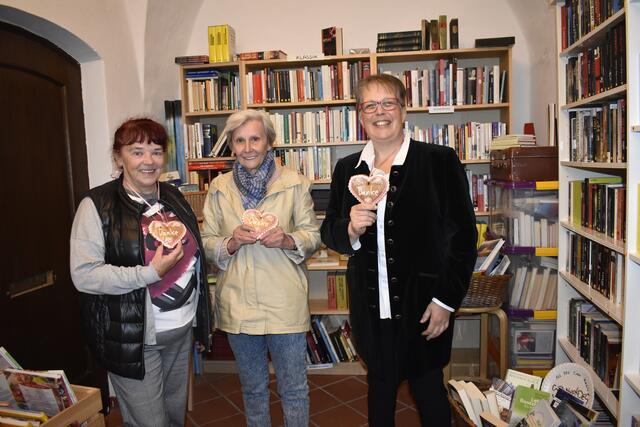 Freuen sich über den ersten Geburtstag des Buchladens und sagen "Danke" allen Unterstützern und Kunden: Gerlinde, Lilo und Anna Maria (v.li.)