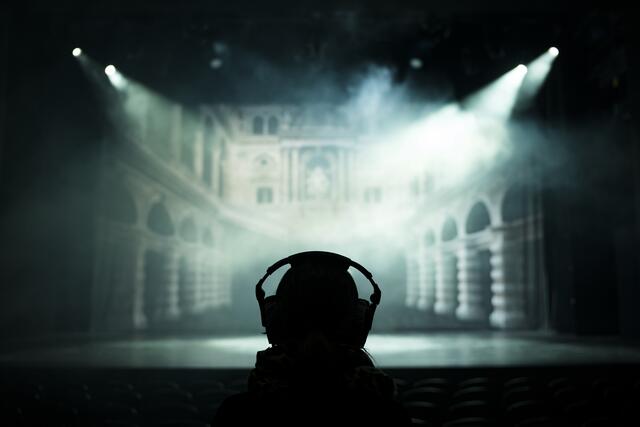 In den leeren Räumen des Volkstheaters hallt bei "Black Box" nach, was die Menschen hier verband – Gefühlsstürme, Lacher, Tränen und Applaus.