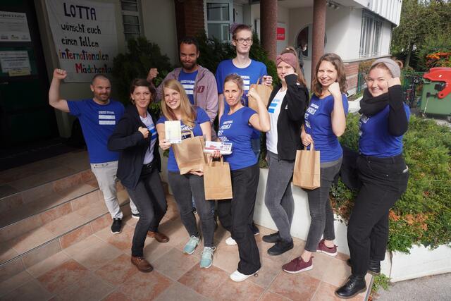 Machten in der Neustädter Innenstadt mit guter Laune und Geschenken Mädchen Mut am Weltmädchentag: Berni, Nadja, Kathi, Martin, Martina, Samuel, Petra, Katharina und Bella vom Verein Jugend & Kultur.
