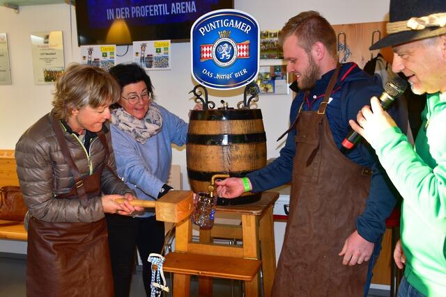 Bürgermeisterin Bernadette Schönbacher, Gemeindekassierin Sonja Maderbacher und Vize-Bürgermeister Josef Schneeflock beim Bieranstich des UFC Miesenbach. | Foto: KK