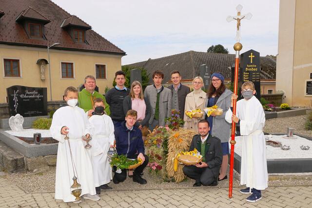 Pfarrer H. Ulrich Mauterer (stehend hinten 1.vl) mit den Ministranten und der Landjugend Hain unter der Leitung von Julia Völkl und Thomas Bosch (stehend hinten 3./4.vl) mit der Erntekrone und den Erntegaben