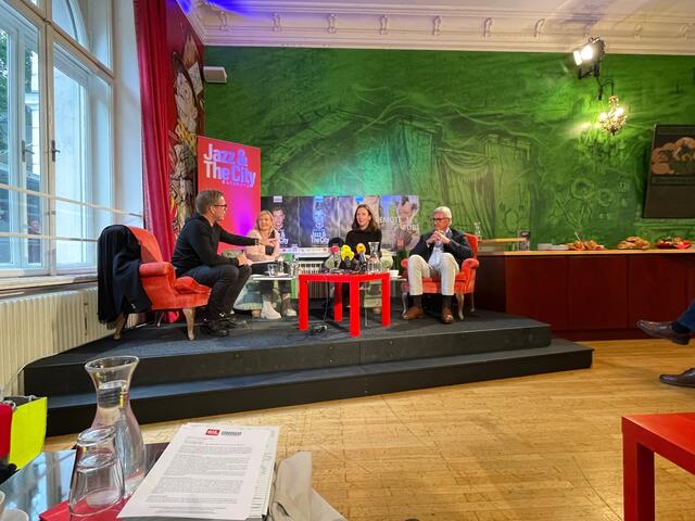 Andreas Gfrerer, Obmann Altstadtverband Salzburg, Sandra Woglar-Meyer, Geschäftsführerin Altstadtverband Salzburg Marketing, Tina Heine, Festivalleiterin und Bürgermeisterin Harald Preuner standen beim Pressegespräch Rede und Antwort. Das Foyer im Marionettentheater wird ebenfalls zur Bühne.  | Foto: sm