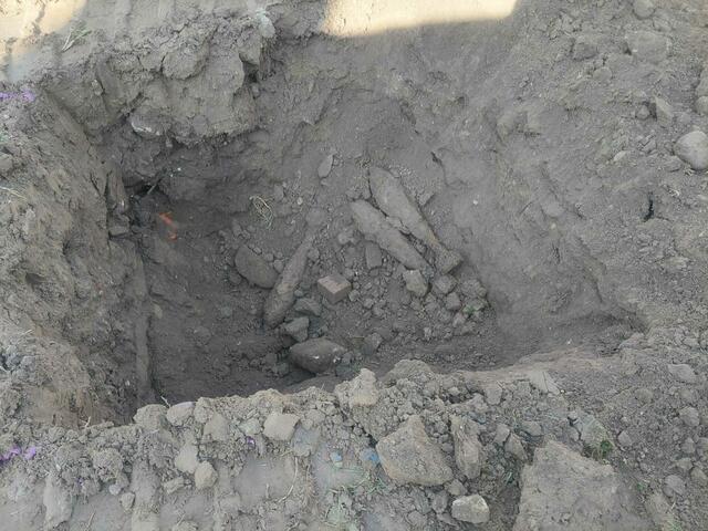 In dem 1,5 x 1,5 Meter großen Loch wurden 16 Granaten gefunden. | Foto: Edwin Wessner