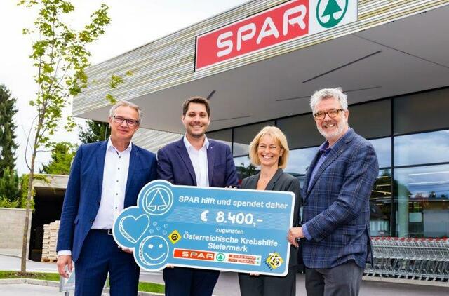 SPAR-GF Christoph Holzer, SPAR-Werbeleiter Richard Kaufmann, Birgit Jungwirth (Fundraising Krebshilfe Steiermark und Christian Scherer (GF Krebshilfe Steiermark) bei der Scheckübergabe. (v. l.)
