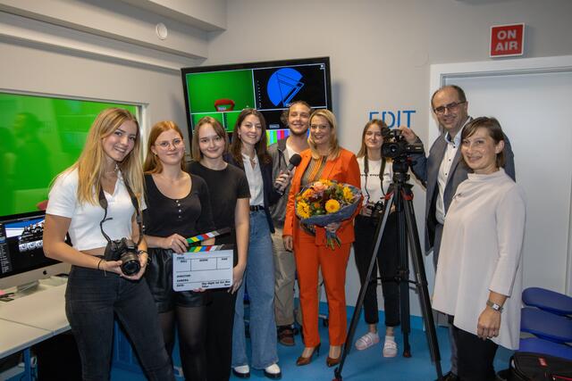 Blumenübergabe von Herr Direktor MMag. 
Lonyai und Prof. Mag. Karin Wagner an Frau Mag. Winkler. | Foto: Christoph Novak