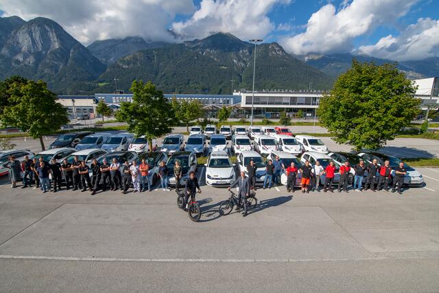 IKB-Vorstandsvorsitzender Helmuth Müller (vorne rechts), IKB-Vorstandsdirektor Thomas Pühringer (vorne links) und Mitarbeitende der IKB vor dem E-Fuhrpark, einem der größten in Tirol. | Foto: IKB