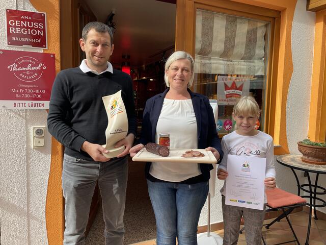 Martin und Angelika Spirk sowie ihre Tochter Laura freuen sich über den Innovationspreis für ihre Kürbiskern-Uhudler-Wurst.  | Foto: Elisabeth Kloiber