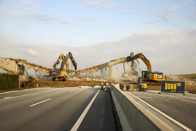Die Abrucharbeiten erstreckten sich über das ganze Wochenende. | Foto: ÖBB/Chris Zenz