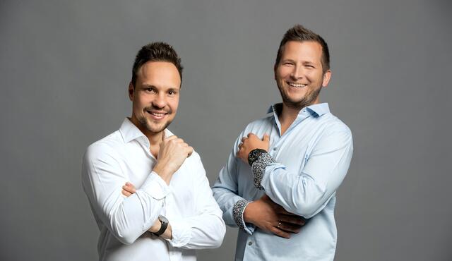 Die beiden jungold-Gründer Christian Gubik und Roman Six (v.l.) haben die Investoren bei "2 Minuten 2 Millionen" überzeugt. | Foto: jungold GmbH/Robert Illemann