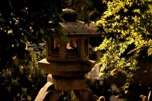 Steinlaterne im Herbstlicht 