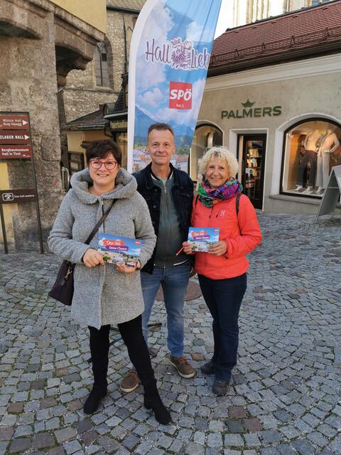 GR Julia Schmid, Markus Eisschiel und GR Angelika Sachers führten eine Umfrage in der Stadt Hall durch. | Foto: SPÖ HALL