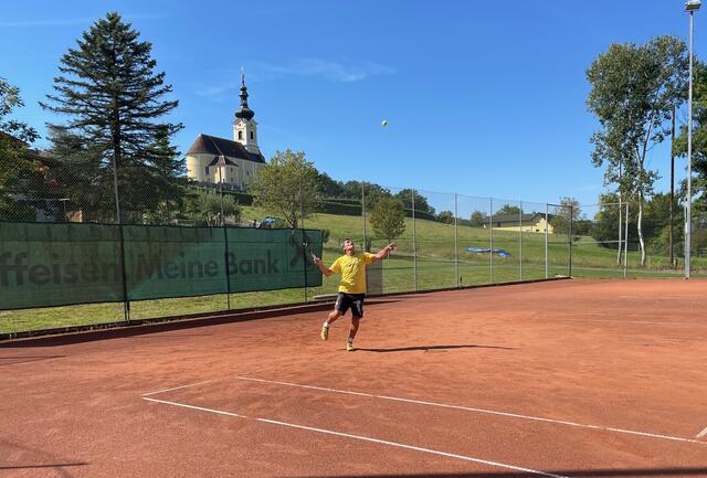 Auch auf dem Court in St. Martin an der Raab schlägt Tenniscrack Günter Niederer auf.