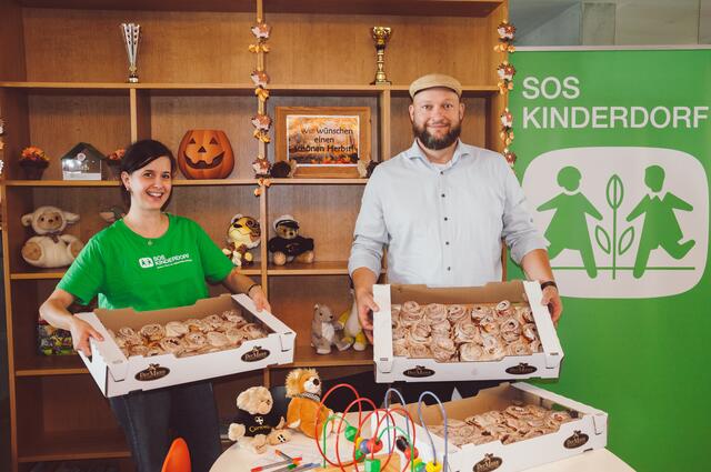SOS-Kinderdorf Betreuerin Anna Vegh und Bäckermeister Michael Mann | Foto: DerMann
