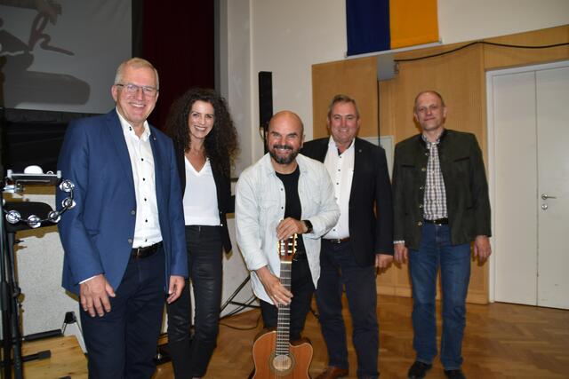 Martin Karnthaler, Birgit und Toni Knittel, Bernhard Karnthaler und Wolfgang Haider bei der ersten Veranstaltung im Gemeindesaal nach 640 Tagen.