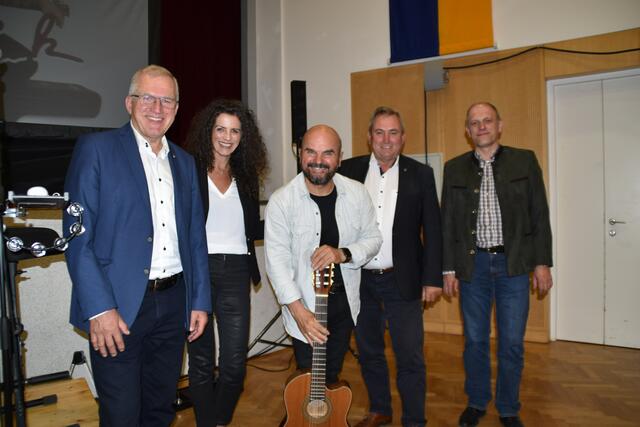 Martin Karnthaler, Birgit und Toni Knittel, Bernhard Karnthaler und Wolfgang Haider bei der ersten Veranstaltung im Gemeindesaal nach 640 Tagen. | Foto: Preineder